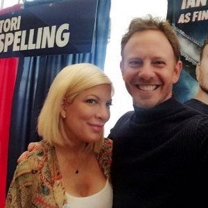 Tori Spelling et Ian Ziering, stars de la série Beverly Hills, se retrouvent des années après lors du Comic-Con de Dallas, le 16 octobre 2016