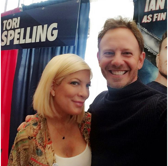 Tori Spelling et Ian Ziering, stars de la série Beverly Hills, se retrouvent des années après lors du Comic-Con de Dallas, le 16 octobre 2016