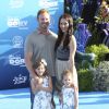 Ian Ziering, sa femme Erin Kristine Ludwig et leurs filles Mia Loren Ziering et Penna Mae Ziering lors de la première mondiale de Disney-Pixar "Finding Dory" à Hollywood, le 8 juin 2016.