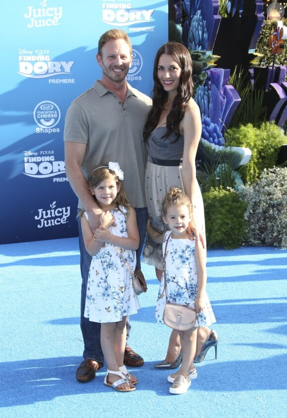 Ian Ziering, sa femme Erin Kristine Ludwig et leurs filles Mia Loren Ziering et Penna Mae Ziering lors de la première mondiale de Disney-Pixar "Finding Dory" à Hollywood, le 8 juin 2016.