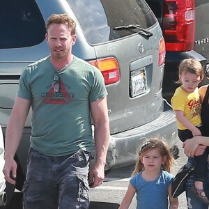 Exclusif - Ian Ziering fait du shopping avec sa femme Erin Ludwig et ses filles Mia et Penna Hollywood, le 14 mars 2015