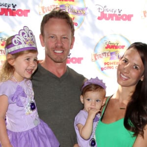 Ian Ziering, sa femme Erin Ludwig et leurs filles Penna Mae, Mia Loren au spectacle "Pirate & Princess : Power of Doing Good" à Pasadena. Le 16 août 2014