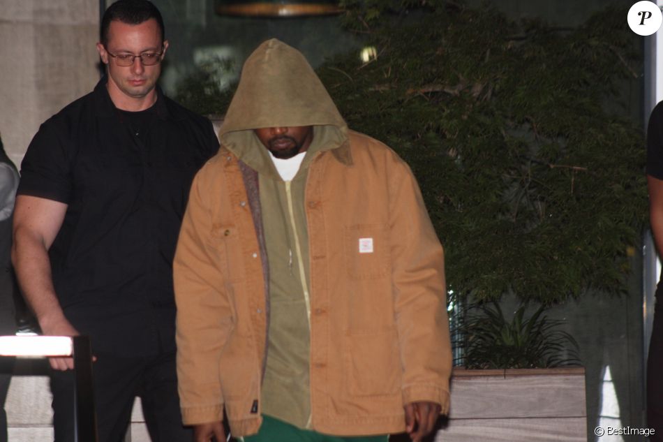 Kanye West quitte son appartement à New York, le 4 octobre 2016, après l&#039;agression de Kim Kardashian à Paris. © William ReganGlobe Photos via ZUMA Wire/Bestimage0