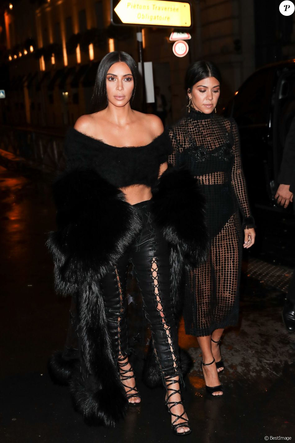 Kim Kardashian et sa soeur Kourtney arrivent à l&#039;hôtel Ritz à Paris le 30 septembre 2016. © Cyril Moreau/Bestimage