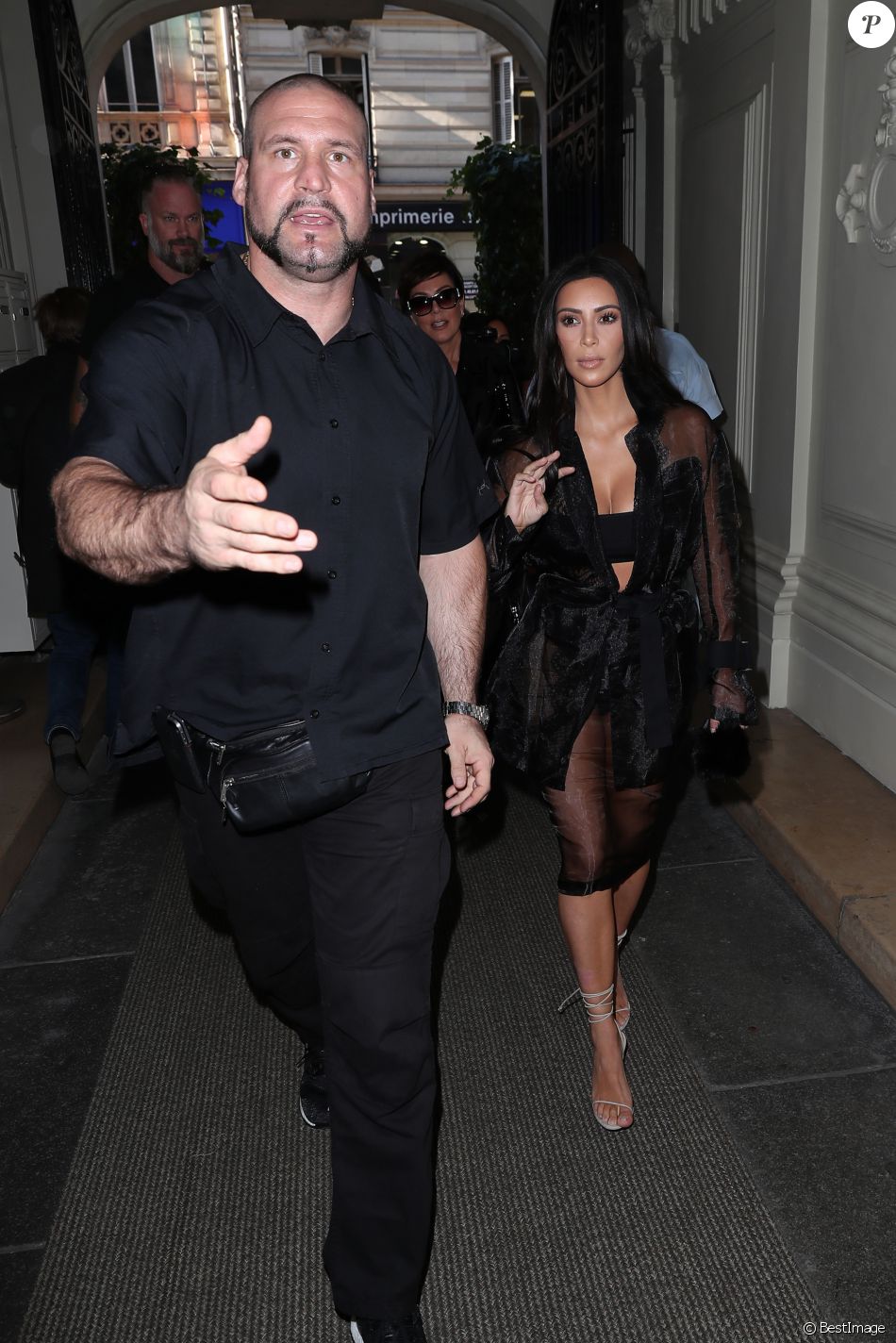 Pascal Duvier (garde du corps) - Kim Kardashian, sa mère Kris Jenner et son compagnon Corey Gamble arrivent à un rendez-vous à la maison Balmain mais se trompent et entrent à l&#039;EFAP à Paris le 28 septembre 2016. © Cyril Moreau / Bestimage