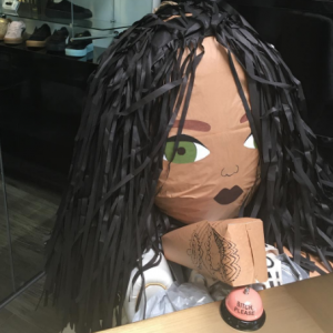 Les employés de Rihanna ont réalisé une pinata à l'effigie de la chanteuse à l'occasion de la journée des patrons. Photo publiée sur Instagram, le 18 octobre 2016