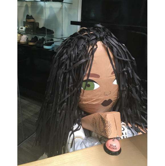 Les employés de Rihanna ont réalisé une pinata à l'effigie de la chanteuse à l'occasion de la journée des patrons. Photo publiée sur Instagram, le 18 octobre 2016