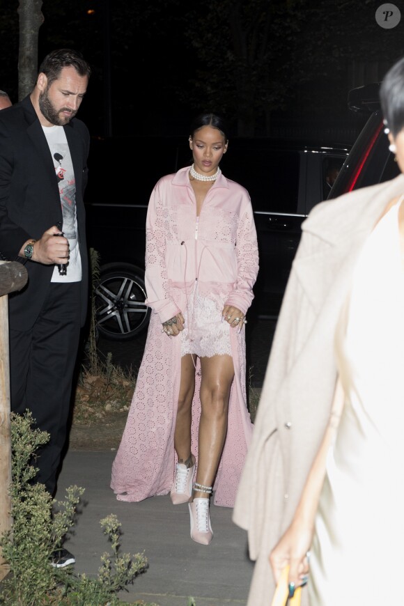 Semi-Exclusif - Rihanna quitte le club "L'Arc" à Paris, le 28 septembre 2016.