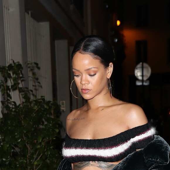 Rihanna arrive en rendez-vous dans un studio à Paris le 26 septembre 2016. Elle porte un tout petit haut qui laisse entrevoir le tatouage qu'elle porte juste sous sa poitrine. © Cyril Moreau / Bestimage