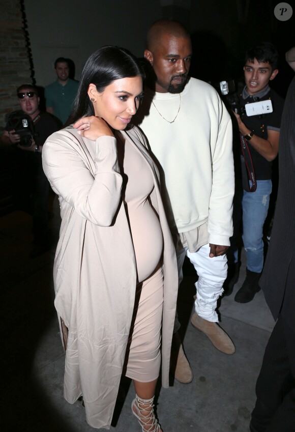 Kim Kardashian et son mari Kanye West à l'occasion de son anniversaire en famille au théâtre de Cinepolis à Thousand Oaks, le 21 octobre 2015.