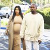 Kim Kardashian et son mari Kanye West à l'occasion de son anniversaire en famille au théâtre de Cinepolis à Thousand Oaks, le 21 octobre 2015.