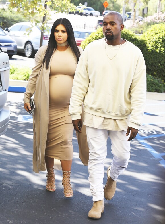 Kim Kardashian et son mari Kanye West à l'occasion de son anniversaire en famille au théâtre de Cinepolis à Thousand Oaks, le 21 octobre 2015.