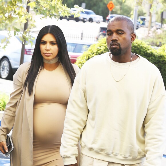 Kim Kardashian et son mari Kanye West à l'occasion de son anniversaire en famille au théâtre de Cinepolis à Thousand Oaks, le 21 octobre 2015.