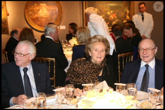 Bernadette Chirac et Alain Pompidou lors d'un dîner en l'honneur de la princesse de Beauvau Craon à Paris en mars 2010