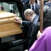 Alain Pompidou recueilli lors des obsèques de sa mère adoptive Claude Pompidou en juillet 2007 sur l'île Saint-Louis à Paris.