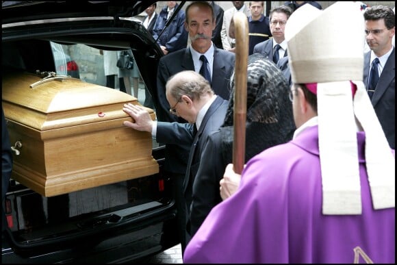 Alain Pompidou recueilli lors des obsèques de sa mère adoptive Claude Pompidou en juillet 2007 sur l'île Saint-Louis à Paris.