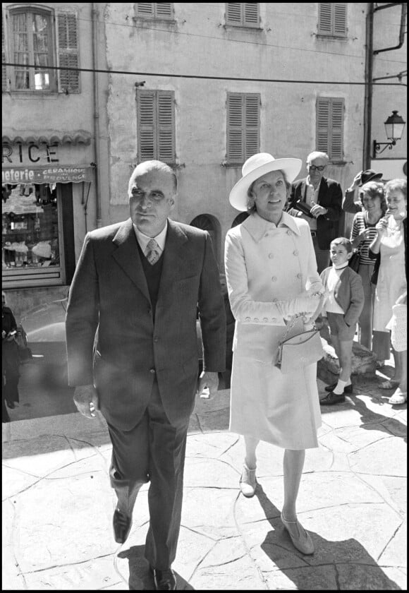 Georges et Claude Pompidou à la sortie de la messe à Bormes-les-Mimosas