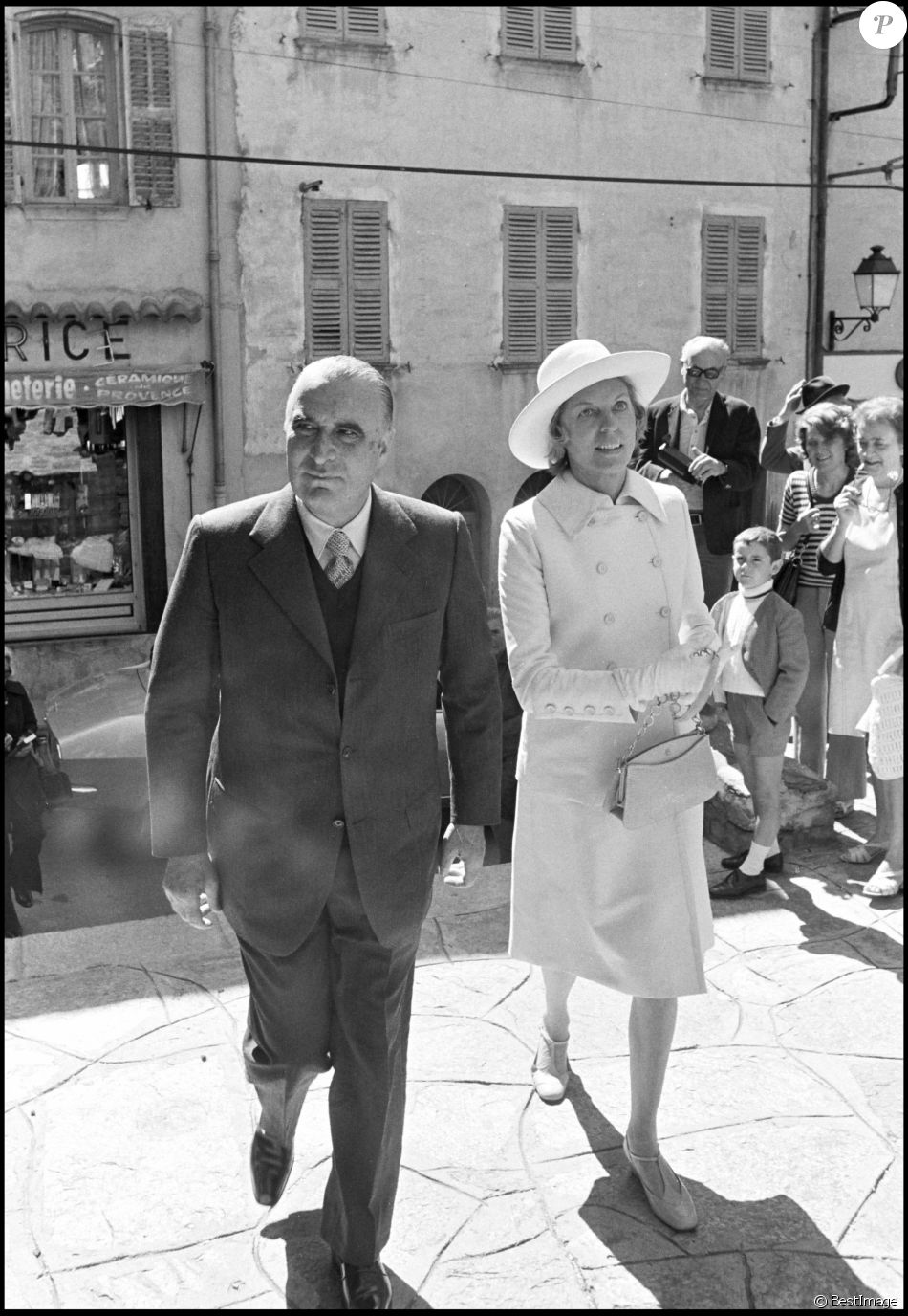  Georges et Claude Pompidou à la sortie de la messe à Bormes-les-Mimosas 