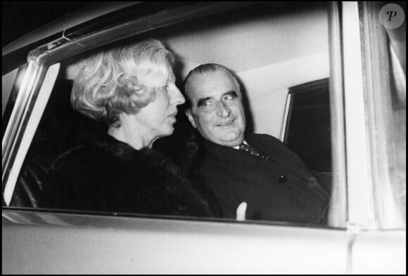 Georges et Claude Pompidou en voiture, images d'archives