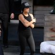 L'assistante Stéphanie Sheppard quitte l'appartement de Kim Kardashian à New York le 6 octobre 2016.  NEW YORK, NY - OCTOBER 06: Kim Kardashian's bodyguard Pascal Duvier and Kim assistant Stephanie Sheppard make preparations for Kim's departure from her Downtown Manhattan apartment on October 6, 2016 in New York06/10/2016 - Manhattan