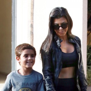 Kourtney Kardashian et son fils Mason se rendent à un cours de travaux pratiques à Calabasas, le 4 octobre 2016  Please hide children face prior publication Reality star Kourtney Kardashian and her son Mason go to an art class in Calabasas, California on October 4, 2016. Kourtney recently got back to Los Angeles from Paris after immediately leaving shortly after her sister Kim was robbed at her luxury apartment in Paris on Sunday night.04/10/2016 - Calabasas