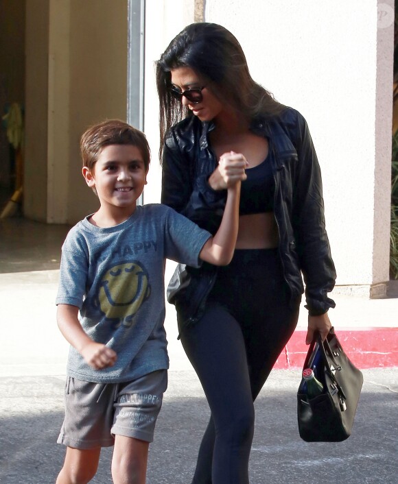 Kourtney Kardashian et son fils Mason se rendent à un cours de travaux pratiques à Calabasas, le 4 octobre 2016  Please hide children face prior publication Reality star Kourtney Kardashian and her son Mason go to an art class in Calabasas, California on October 4, 2016. Kourtney recently got back to Los Angeles from Paris after immediately leaving shortly after her sister Kim was robbed at her luxury apartment in Paris on Sunday night.04/10/2016 - Calabasas