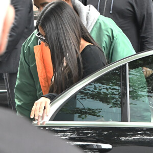 Kim Kardashian arrive à son appartement à New York le 3 octobre 2016. Elle est de retour de Paris où elle a été agressée et détroussée de 10 millions de dollars. Elle a quitté Paris en jet privé ce matin (le 3 octobre 2016) accompagnée de sa mère Kris Jenner. Son mari Kanye West est venu la chercher à l'aéroport Teterboro. 03/10/2016 - New York City
