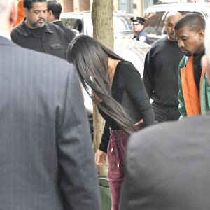 Kim Kardashian arrive à son appartement à New York le 3 octobre 2016. Elle est de retour de Paris où elle a été agressée et détroussée de 10 millions de dollars. Elle a quitté Paris en jet privé ce matin (le 3 octobre 2016) accompagnée de sa mère Kris Jenner. Son mari Kanye West est venu la chercher à l'aéroport Teterboro. 03/10/2016 - New York City