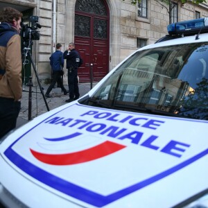 La Police Technique et Scientifique quitte l'hôtel résidence ou Kim Kardashian a été attaquée par des assaillants armés déguisés en policiers à 2h40 du matin à Paris le 3 octobre 2016.  The Technical and Scientific Police leave the residence hotel where Kim Kardashian was attacked by armed assailants dressed as policemen to 2:40 am in Paris, France on October 3, 2016.03/10/2016 - Paris