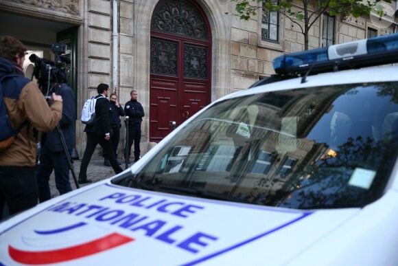 La Police Technique et Scientifique quitte l'hôtel résidence ou Kim Kardashian a été attaquée par des assaillants armés déguisés en policiers à 2h40 du matin à Paris le 3 octobre 2016.  The Technical and Scientific Police leave the residence hotel where Kim Kardashian was attacked by armed assailants dressed as policemen to 2:40 am in Paris, France on October 3, 2016.03/10/2016 - Paris