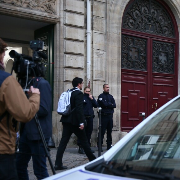 La Police Technique et Scientifique quitte l'hôtel résidence ou Kim Kardashian a été attaquée par des assaillants armés déguisés en policiers à 2h40 du matin à Paris le 3 octobre 2016.  The Technical and Scientific Police leave the residence hotel where Kim Kardashian was attacked by armed assailants dressed as policemen to 2:40 am in Paris, France on October 3, 2016.03/10/2016 - Paris