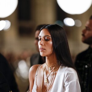 Info - 10 millions d'euros de bijoux volés à Kim Kardashian lors du braquage à Paris dont une bague à 4 millions d'euros - Kim Kardashian au défilé de mode "Givenchy", collection prêt-à-porter Printemps-Eté 2017 lors de la Fashion Week de Paris, France, le 2 October 2016. © Olivier Borde/Bestimage  Kim Kardashian attends the Givenchy show as part of the Paris Fashion Week Womenswear Spring/Summer 2017 on October 2, 2016 in Paris, France. © Olivier Borde/Bestimage02/10/2016 - Paris