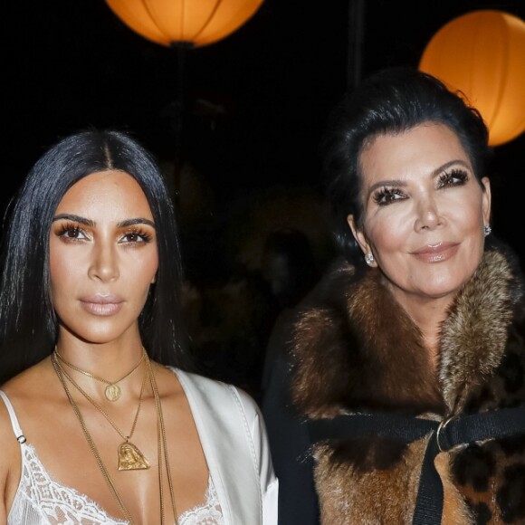 Kourtney Kardashian, Kim Kardashian et leur mère Kris Jenner au défilé de mode "Givenchy", collection prêt-à-porter Printemps-Eté 2017 lors de la Fashion Week de Paris, France, le 2 October 2016. © Olivier Borde/Bestimage  Kourtney Kardashian, Kim Kardashian and Kris Jenner attend the Givenchy show as part of the Paris Fashion Week Womenswear Spring/Summer 2017 on October 2, 2016 in Paris, France. © Olivier Borde/Bestimage02/10/2016 - Paris