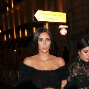Kim Kardashian et sa soeur Kourtney arrivent à l'hôtel Ritz à Paris le 30 septembre 2016. © Cyril Moreau/Bestimage  Kim and Kourtney Kardashian arriving at Ritz hotel in Paris on september 30th, 201630/09/2016 - 