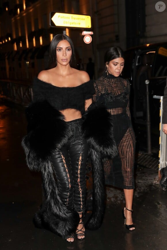 Kim Kardashian et sa soeur Kourtney arrivent à l'hôtel Ritz à Paris le 30 septembre 2016. © Cyril Moreau/Bestimage  Kim and Kourtney Kardashian arriving at Ritz hotel in Paris on september 30th, 201630/09/2016 - 