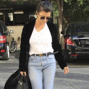 Kourtney Kardashian et son fils Mason dans les rues de Woodland Hills, le 11 octobre 2016  Please hide children face prior publication Kourtney Kardashian is spotted heading to a meeting in Woodland Hills, California on October 11, 2016. The reality star had her son Mason with her11/10/2016 - Woodland Hills