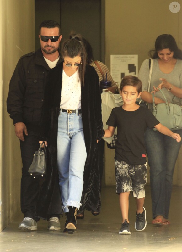 Kourtney Kardashian et son fils Mason dans les rues de Woodland Hills, le 11 octobre 2016  Please hide children face prior publication Kourtney Kardashian is spotted heading to a meeting in Woodland Hills, California on October 11, 2016. The reality star had her son Mason with her11/10/2016 - Woodland Hills