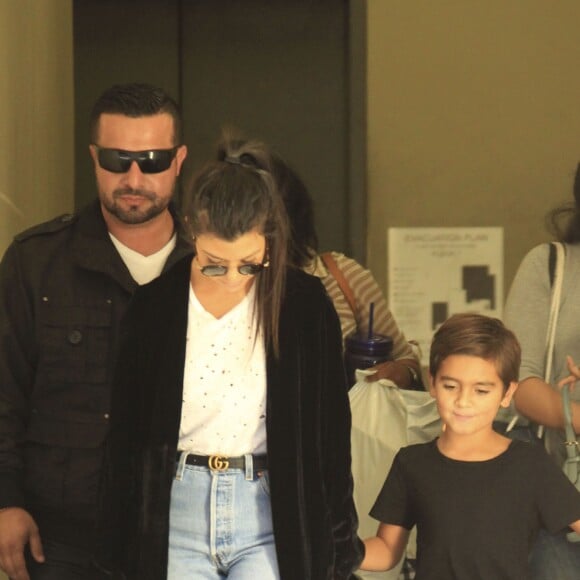 Kourtney Kardashian et son fils Mason dans les rues de Woodland Hills, le 11 octobre 2016  Please hide children face prior publication Kourtney Kardashian is spotted heading to a meeting in Woodland Hills, California on October 11, 2016. The reality star had her son Mason with her11/10/2016 - Woodland Hills