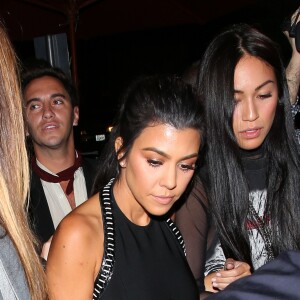 Kourtney Kardashian et l'assistante de sa soeur Kim Kardashian sortent du restaurant Gracias Madre à West Hollywood, Los Angeles, le 19 octobre 2016