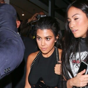 Kourtney Kardashian et l'assistante de sa soeur Kim Kardashian sortent du restaurant Gracias Madre à West Hollywood, Los Angeles, le 19 octobre 2016