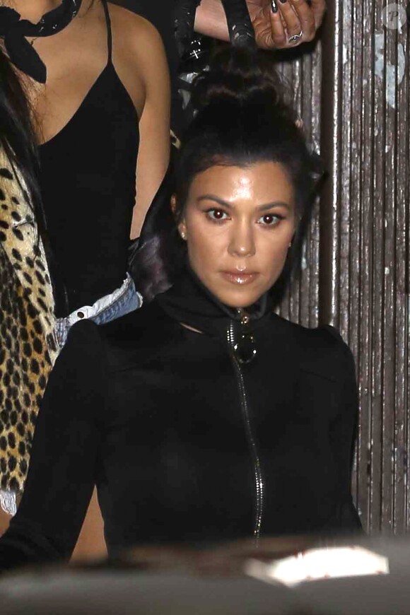 Kourtney Kardashian soutient sa soeur Khloe au lancement de sa ligne de jean Good American au centre commercial The Grove à Los Angeles. Le 18 octobre 2016