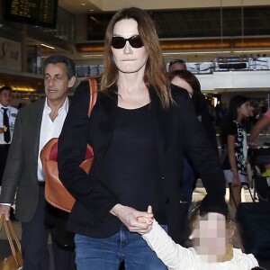 Carla Bruni, son mari Nicolas Sarkozy et leur fille Giulia arrivent à l'aéroport LAX de Los Angeles pour les vacances de Pâques, le 16 avril 2016.