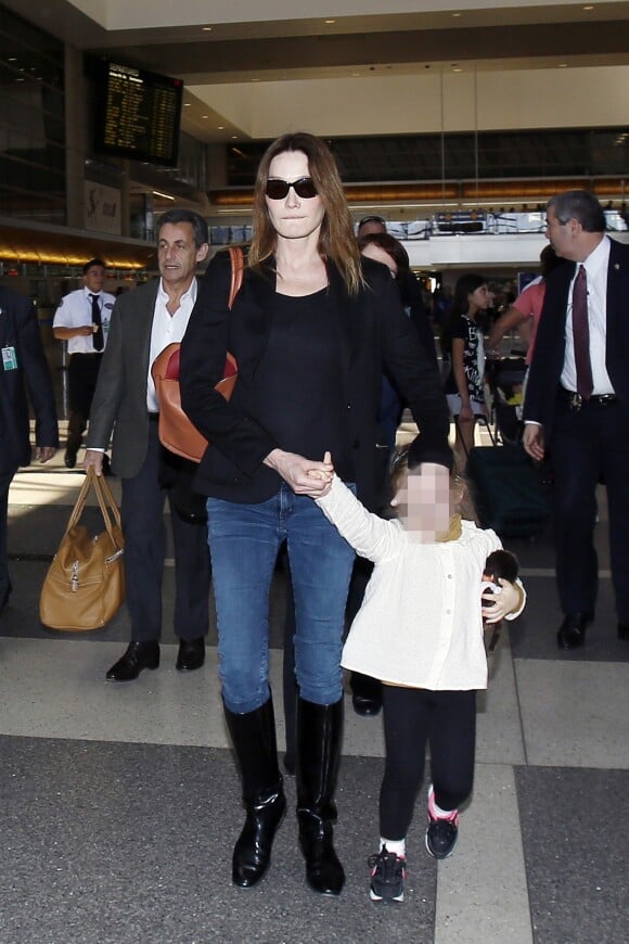 Carla Bruni, son mari Nicolas Sarkozy et leur fille Giulia arrivent à l'aéroport LAX de Los Angeles pour les vacances de Pâques, le 16 avril 2016.
