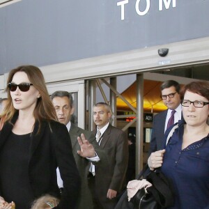 Carla Bruni, son mari Nicolas Sarkozy et leur fille Giulia arrivent à l'aéroport LAX de Los Angeles pour les vacances de Pâques, le 16 avril 2016.