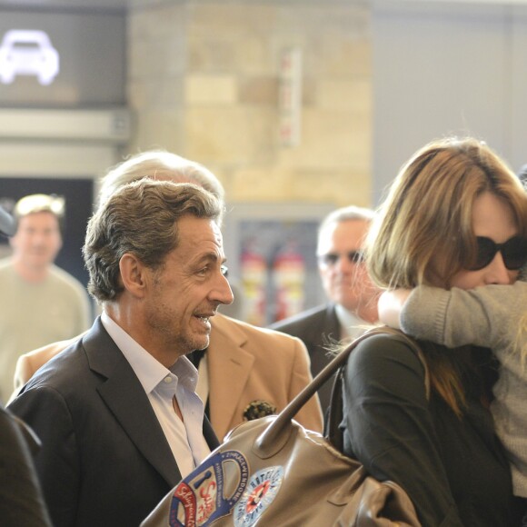 Nicolas Sarkozy, sa femme Carla Bruni-Sarkozy et leur fille Giulia Sarkozy quittent l'hôtel Four Seasons et arrivent à l'aéroport international Ezeiza à Buenos Aires en Argentine, le 30 août 2015.