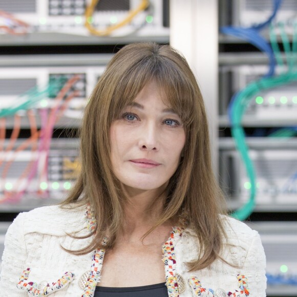 Carla Bruni-Sarkozy au défilé de mode "Chanel", collection prêt-à-porter Printemps-Eté 2017 au Grand Palais à Paris, le 4 octobre 2016.