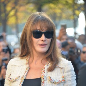 Carla Bruni-Sarkozy au défilé de mode "Chanel", collection prêt-à-porter Printemps-Eté 2017 au Grand Palais à Paris, le 4 octobre 2016.