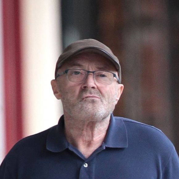 Exclusif - Phil Collins marche avec une canne en allant chez le médecin à Miami, le 21 janvier 2016. Le chanteur, qui s'est installé à Miami, a subi une intervention en octobre dernier ce qui a retardé à la musique. Un jour avant son 65ème anniversaire, soit le 29 janvier, sortiront deux albums de Phil Collins, "Hello, I Must Be Going" et "Dance into the Light. © CPA/Bestimage21/01/2016 - Miami