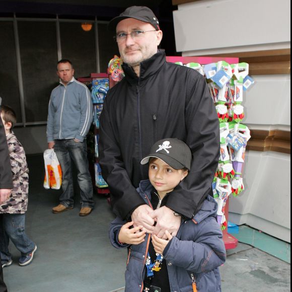 Phil Collins et son fils à Eurodisney, le 31 mars 2007