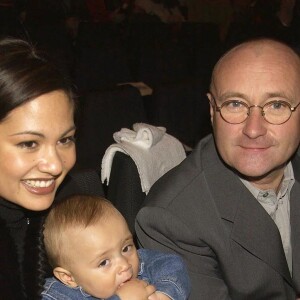 Phil Collins et sa femme Orianne avec leur fils Nicholas à l'ouverture des studios Walt Disney à Paris, le 18 mars 2002